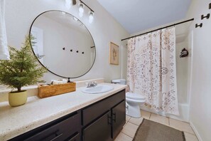 Shower, hair dryer, towels, shampoo - Modern Seabrook Getaway: Cozy Rooms | Yard | BBQ (Seabrook)
