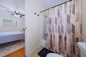 Shower, hair dryer, towels, shampoo - Modern Seabrook Getaway: Cozy Rooms | Yard | BBQ (Seabrook)