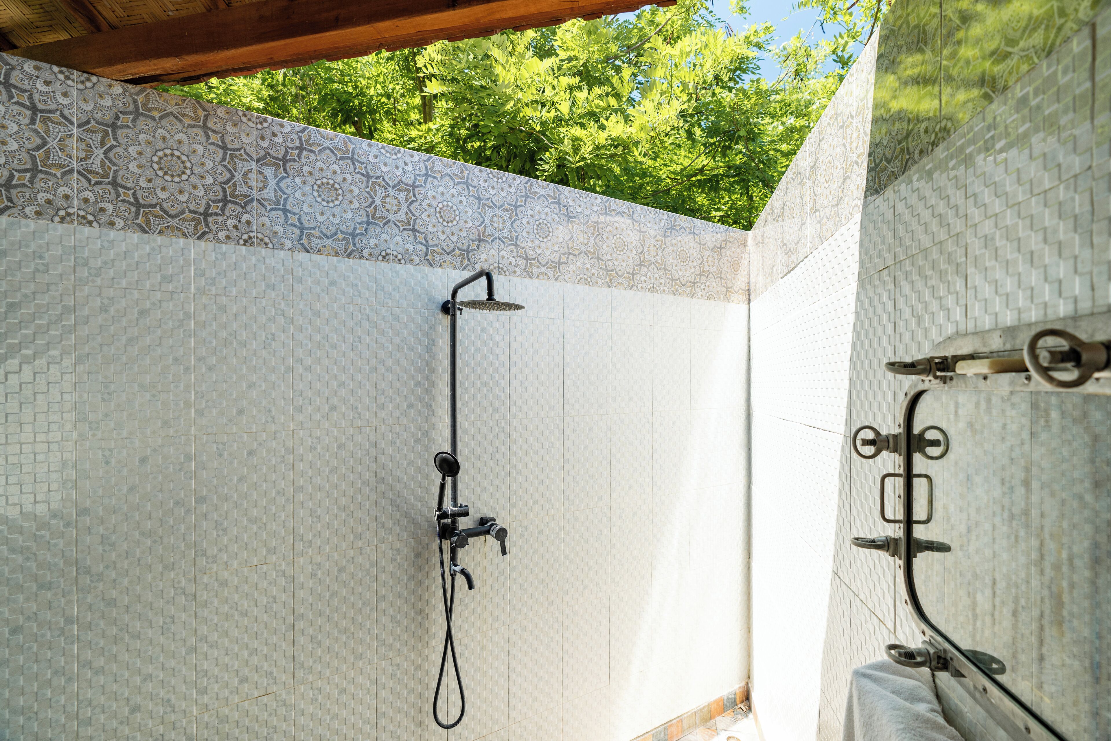 Deluxe suite, uitzicht op zee | Badkamer | Een haardroger, handdoeken, zeep, shampoo