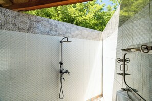 Deluxe-sviitti, valtamerinäköala | Kylpyhuone | Hiustenkuivaaja, pyyhkeet, saippua, sampoo