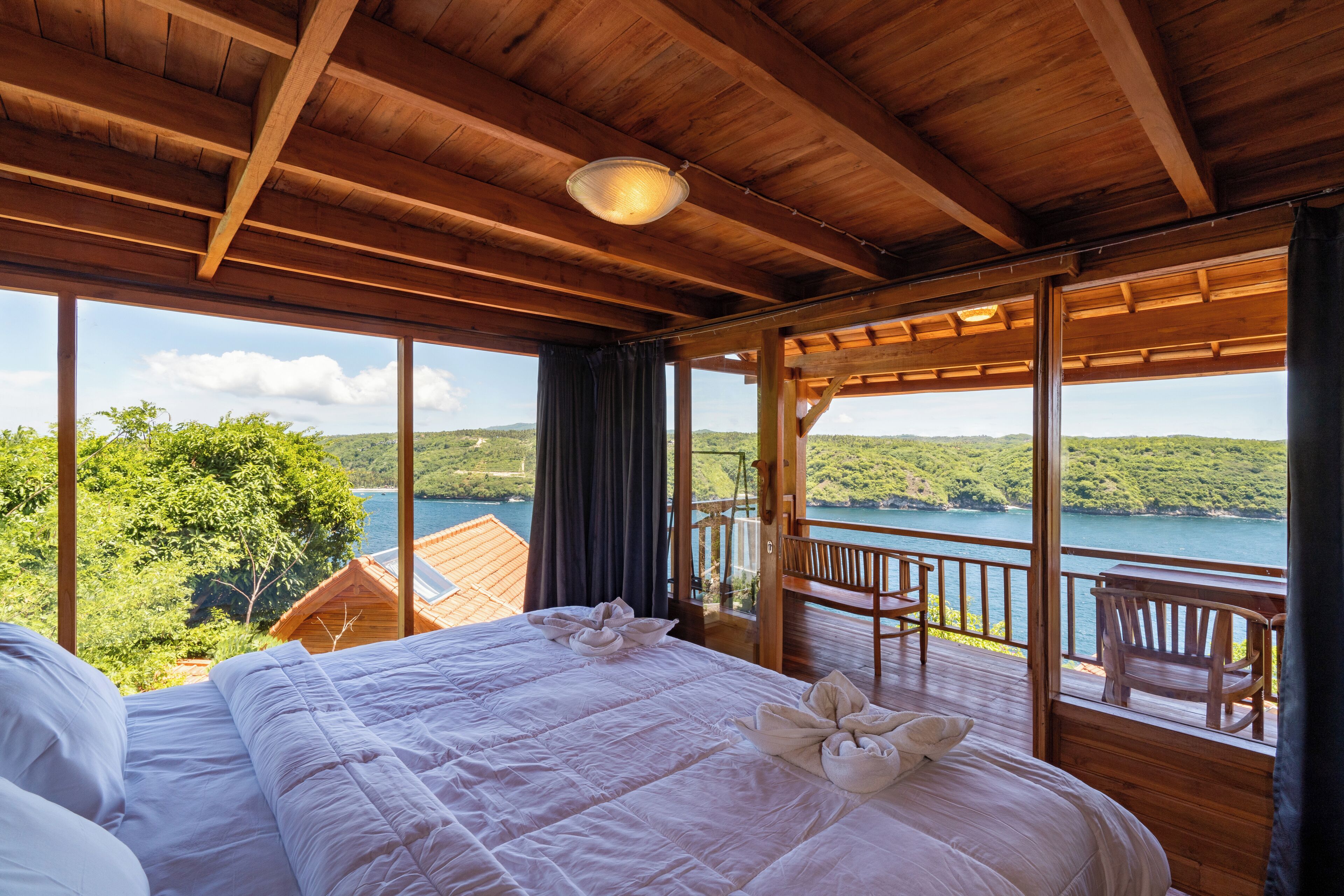 Deluxe suite, uitzicht op zee | Een laptopwerkplek, geluiddichte muren, een strijkplank/strijkijzer