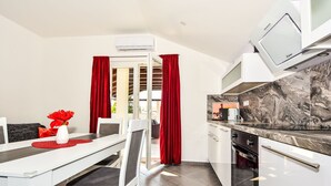 Kühlschrank, Geschirrspüler, Kochgeschirr/Geschirr/Besteck
