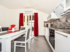 Fridge, dishwasher, cookware/dishes/utensils - Apartment Zubčić by Interhome (Sv. Filip i Jakov)