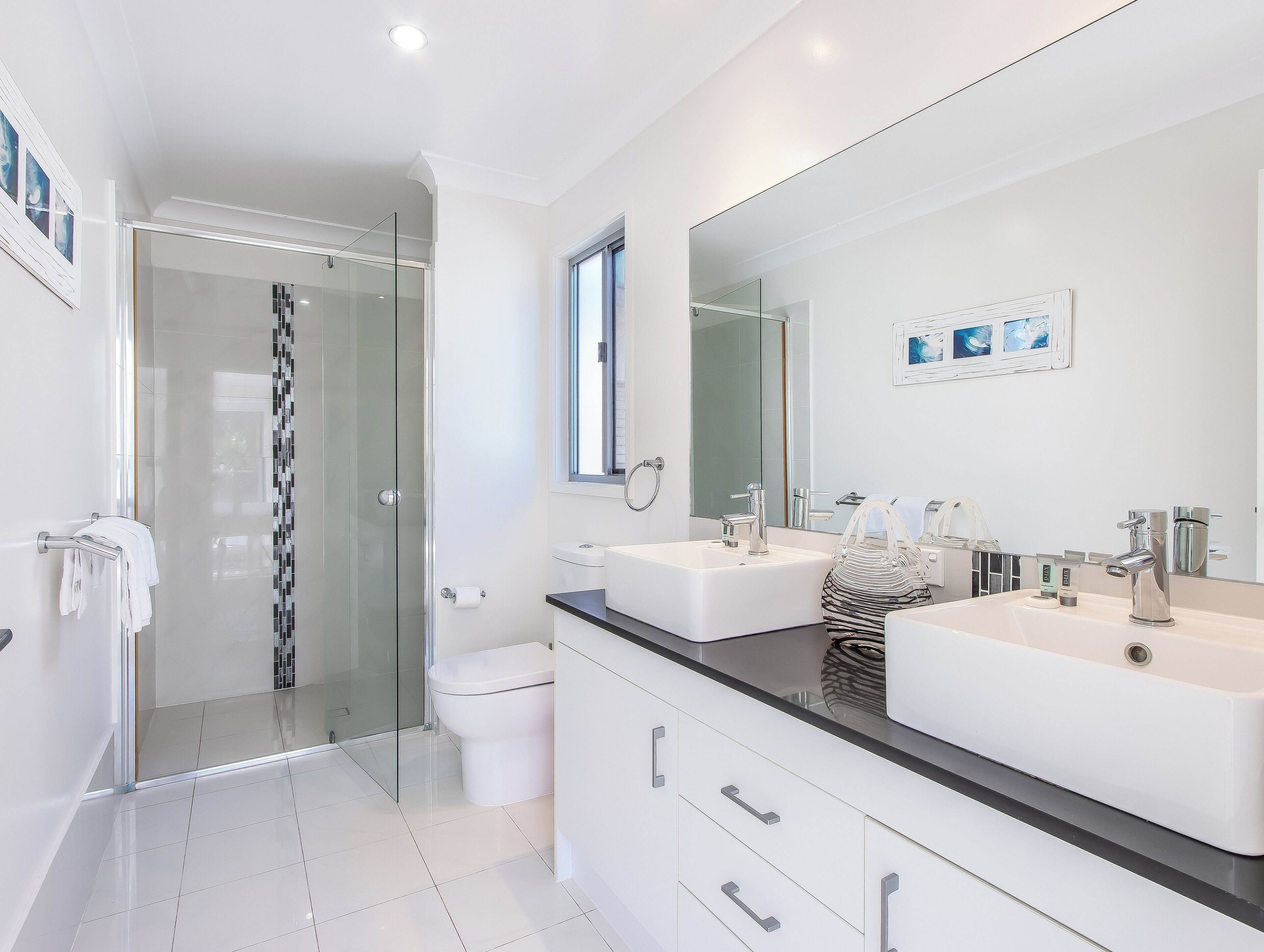 Luxury House, Garden View | Bathroom | Separate bathtub and shower, hair dryer, towels, shampoo