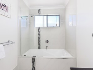 Casa superluxo, vista para o jardim | Banheiro | Banheira e chuveiro separados, secador de cabelo, toalhas de banho 