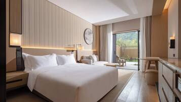 Down comforters, in-room safe, desk, blackout drapes