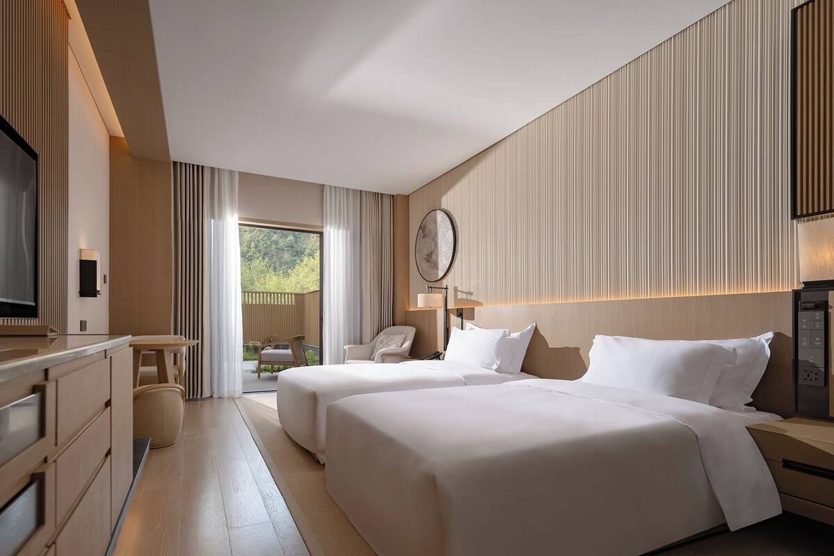 ห้องทวิน (Courtyard) | ผ้านวมขนเป็ด, ตู้นิรภัยในห้องพัก, โต๊ะทำงาน, ผ้าม่านกันแสง
