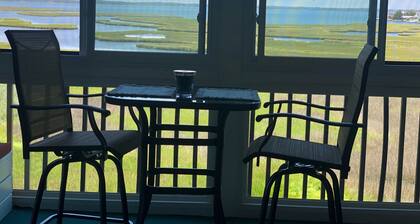 Private 2-bedroom top floor overlooking Bay with large pool