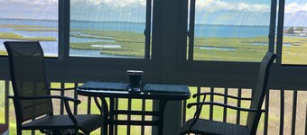 Private 2-bedroom top floor overlooking Bay with large pool