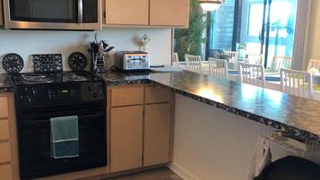 ثلاجة، ميكروويف، فرن، موقد طهي مسطح