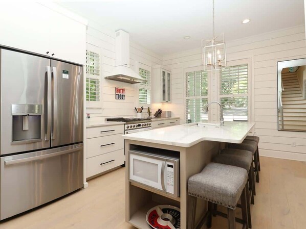 Réfrigérateur, four à micro-ondes, un four, surface de cuisson