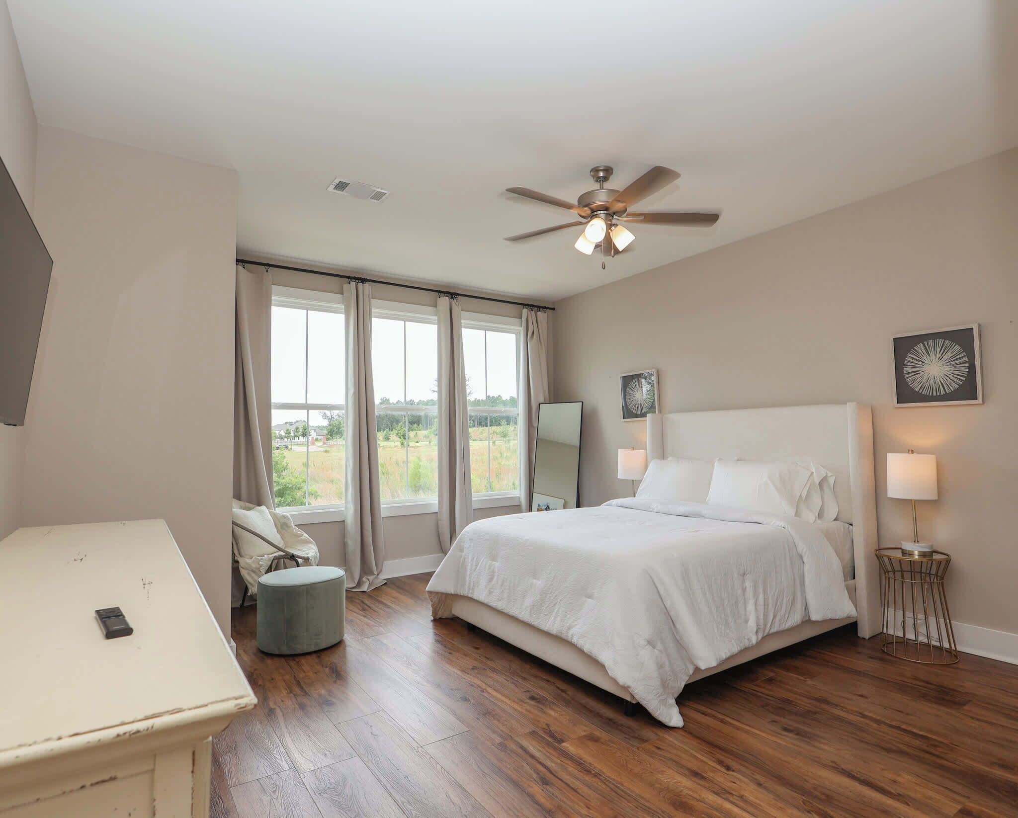 3 bedrooms, iron/ironing board, WiFi, bed sheets