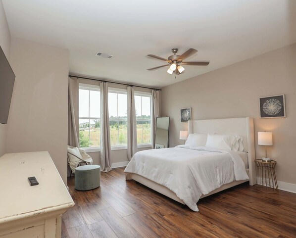 3 bedrooms, iron/ironing board, WiFi, bed sheets - 'Sip and Stay | Best Playoff Weekend Rate (Oxford)