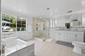 Secadora de cabello, toallas, jabón, shampoo 