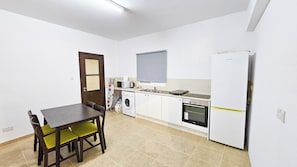 Apartamento família | Cozinha privada | Chaleira elétrica, torradeira