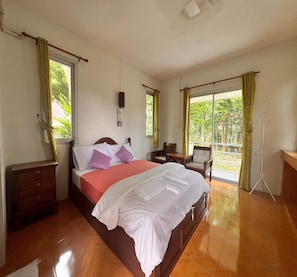 Quarto casal luxo | Escrivaninha, espaço de trabalho para notebook, Wi-Fi de cortesia