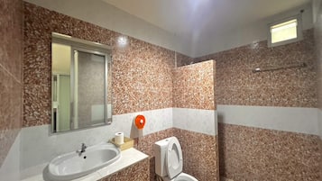 Standard Twin Room | Bathroom | Shower, towels, toilet paper