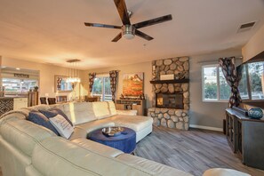 Smart TV, mesa de ping pong, estéreo