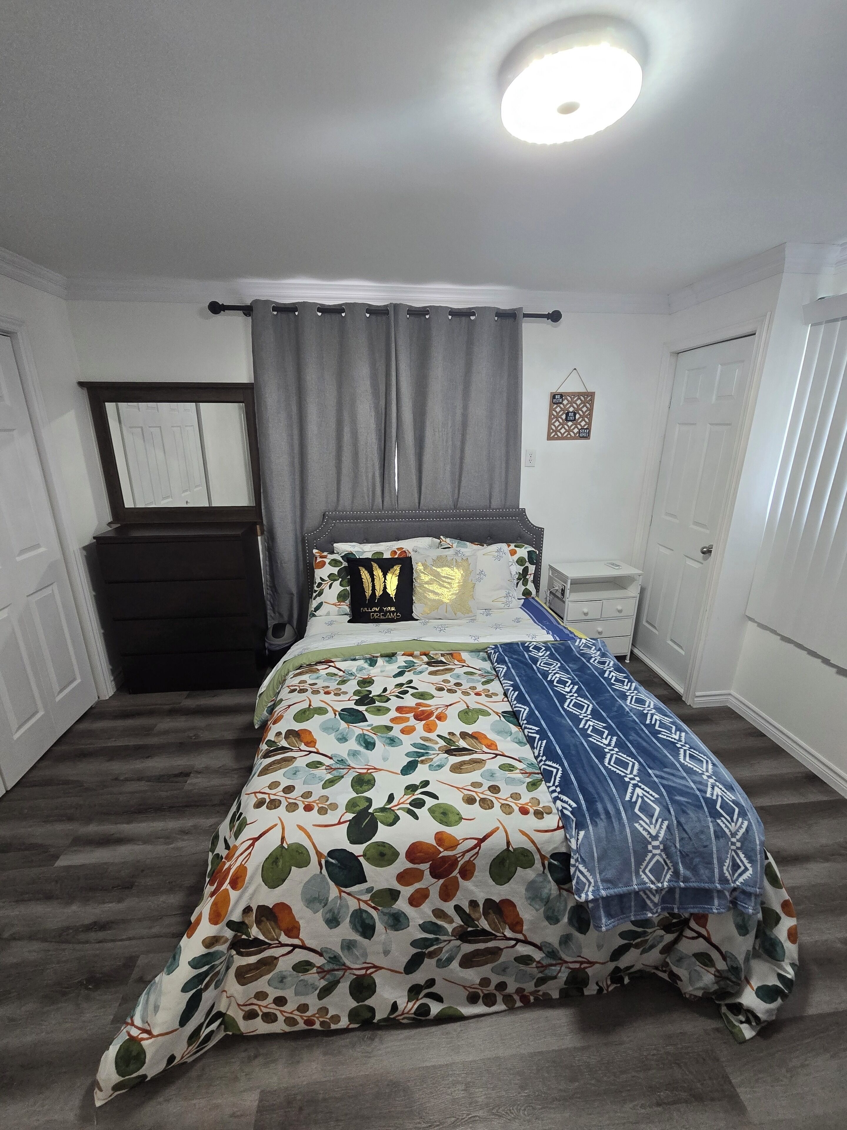 2 多间卧室、办公桌、免费 WiFi、床单