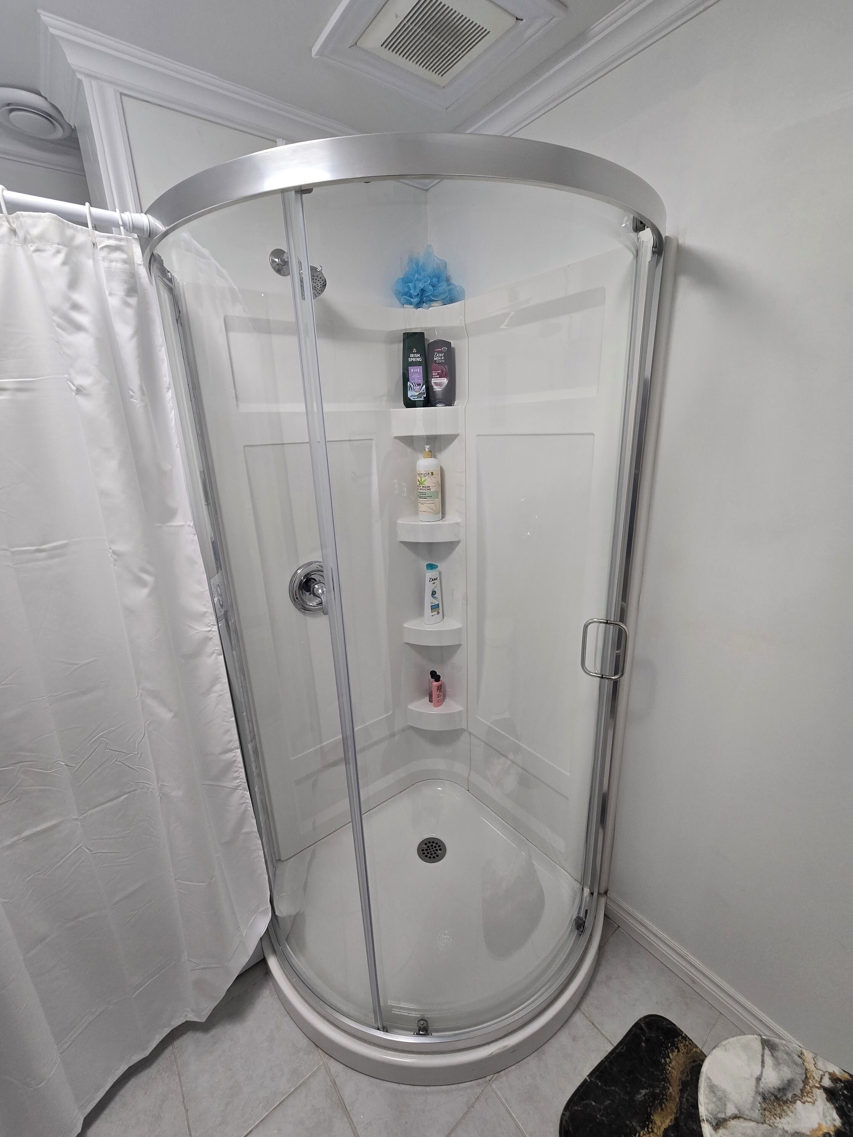 Een douche, een haardroger, handdoeken, zeep