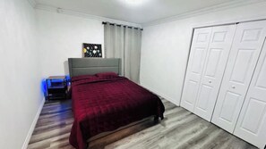 2 bedrooms, desk, free WiFi, bed sheets - Cozy 2 Bedroom Apartment near St.John's airport with lockbox key Entrance. (St. John's)