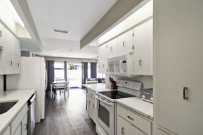 Frigorifero, microonde, forno, piano cottura