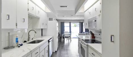 ثلاجة، ميكروويف، فرن، موقد طهي مسطح