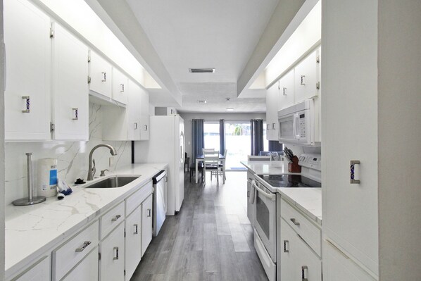 Refrigerador, microondas, horno, placa de cocina