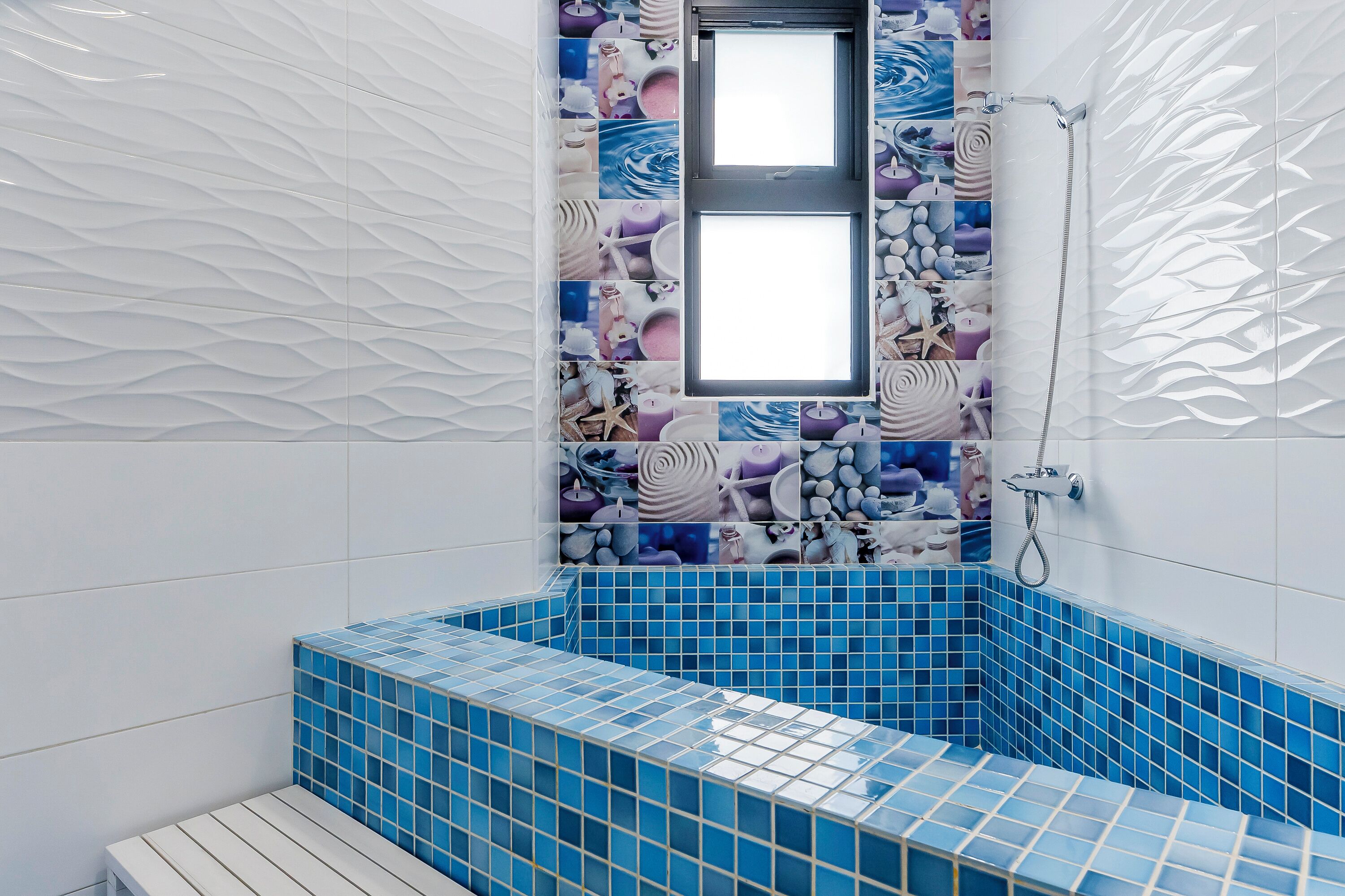 Superior Quadruple Room | Bathroom | Hair dryer, towels, shampoo, toilet paper