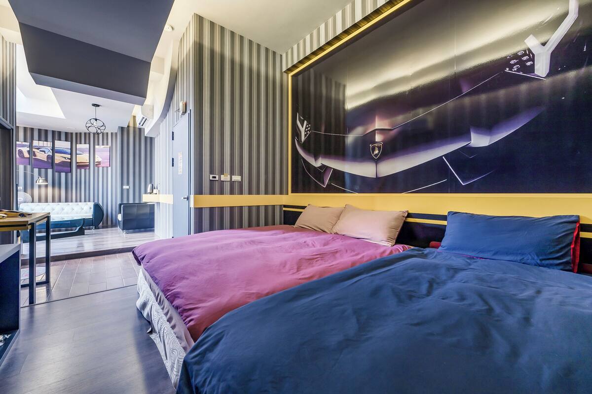 Ein modernes Hotelzimmer mit einem großen Bett, einem Schreibtisch und einer Sitzecke.