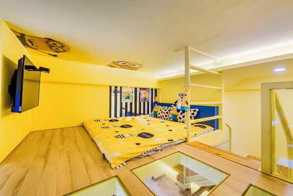 Quarto com cama, televisão e design de teto singular.