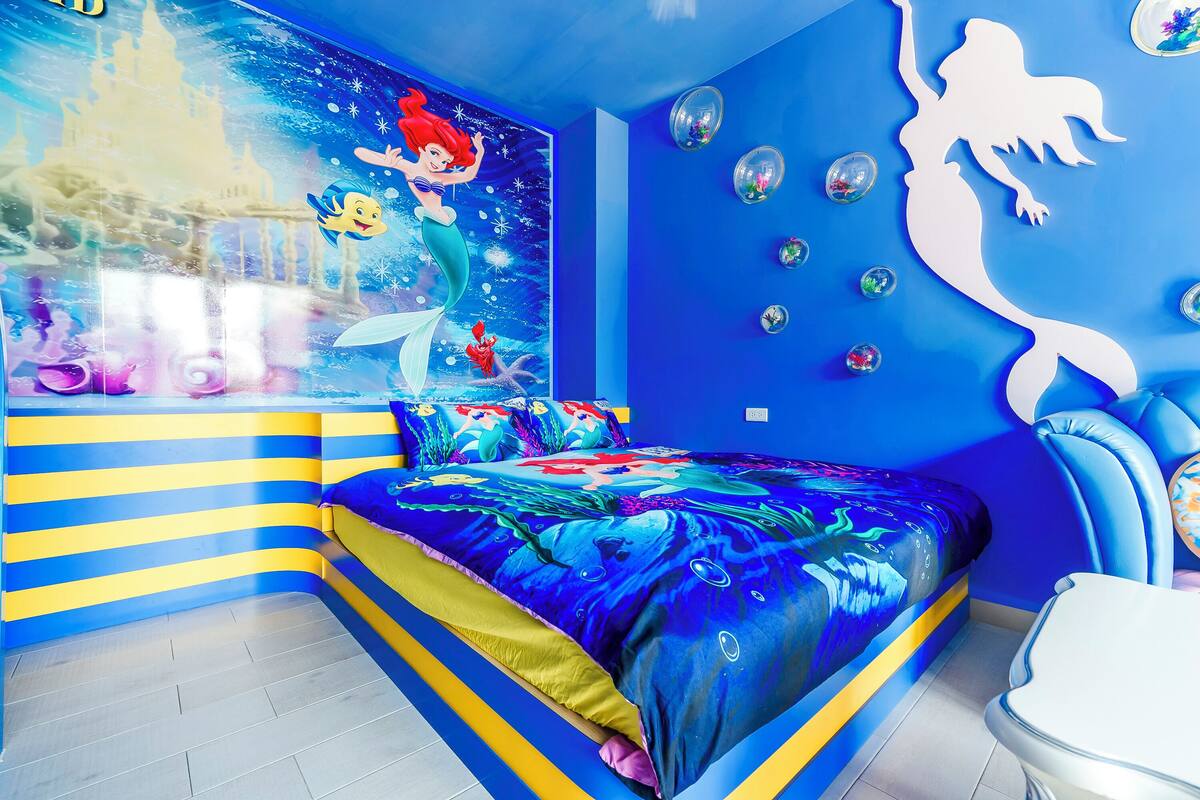 Ein Schlafzimmer mit einem Bett, einer Wandmalerei und einem Fenster.