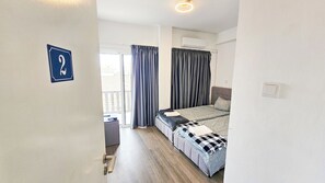 Habitación doble Confort | Espacio para trabajar con laptop, wifi gratis y ropa de cama 