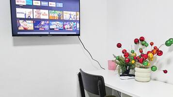 Kahden hengen comfort-huone (yksi tai kaksi sänkyä) | Kannettavalle tietokoneelle sopiva työtila, ilmainen Wi-Fi