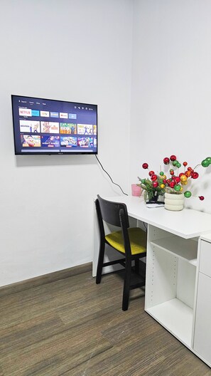 Habitación Confort con 1 cama matrimonial o 2 individuales | Espacio para trabajar con laptop, wifi gratis y ropa de cama 