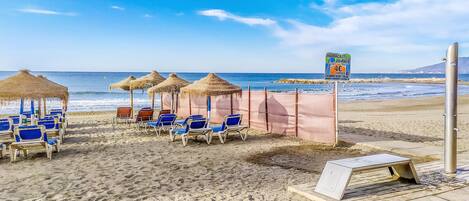 Una spiaggia nelle vicinanze