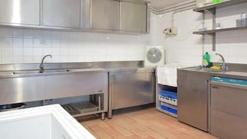 Refrigerador, parrilla de estufa, lavavajillas y cafetera y tetera