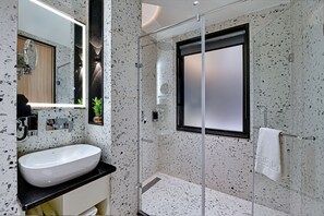 Habitació executiva | Bany | Dutxa, articles de tocador gratuïts, assecador de cabells i sabatilles 