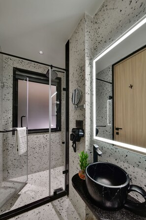 豪華  雙人房 | 浴室 | 淋浴設備、免費盥洗用品、吹風機、拖鞋