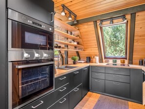 Kühlschrank, Mikrowelle, Geschirrspüler, Kochgeschirr/Geschirr/Besteck