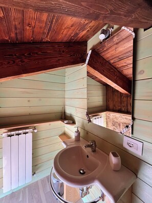 Hair dryer, bidet, towels, soap - Sottobacco - unique and charming apartment  (San Polo dei Cavalieri)