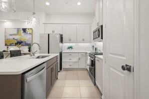 Refrigerador, microondas, horno, placa de cocina