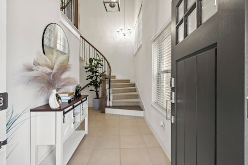 Shop & Store Oasis, 13min from Airport, Nice spot Near Attractions & Dinning