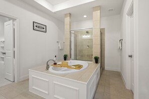 Douche, séchoir à cheveux, bidet, serviettes fournies