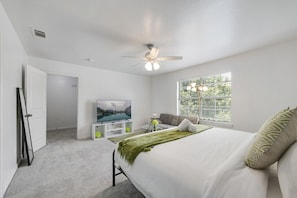3 bedrooms, desk, iron/ironing board, free WiFi
