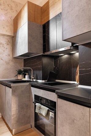 Kühlschrank, Mikrowelle, Ofen, Herdplatte