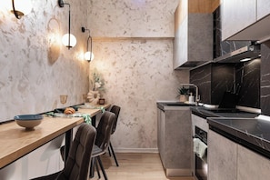 Kühlschrank, Mikrowelle, Ofen, Herdplatte