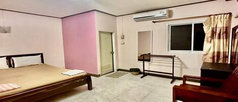 Chambre Double Standard | Bureau, espace de travail pour ordinateur portable, rideaux occultants