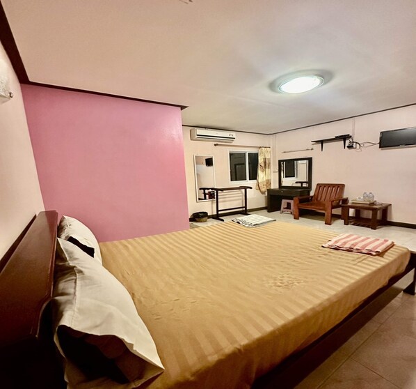 Chambre Double Standard | Bureau, espace de travail pour ordinateur portable, rideaux occultants