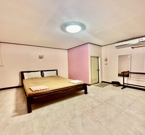 Chambre Double Standard | Bureau, espace de travail pour ordinateur portable, rideaux occultants